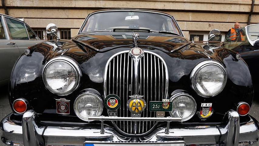 Ein solcher Anblick lässt Autoliebhaber-Herzen höher schlagen: Geradezu majestätisch wirkt dieser schwarze Jaguar.
