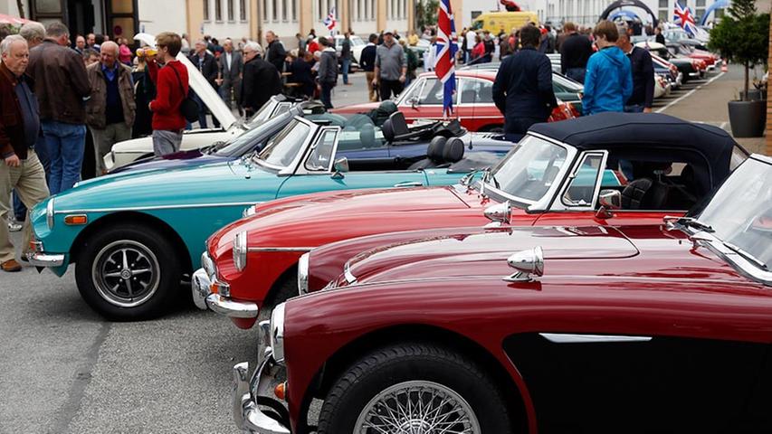 So manch ein Besucher des Nürnberger Ofenwerks dürfte sich angesichts dieser Menge an englischen Automobil-Klassikern wie in einem alten James-Bond-Film gefühlt haben. Im Vordergrund funkelt ein Gefährt der Marke MG.