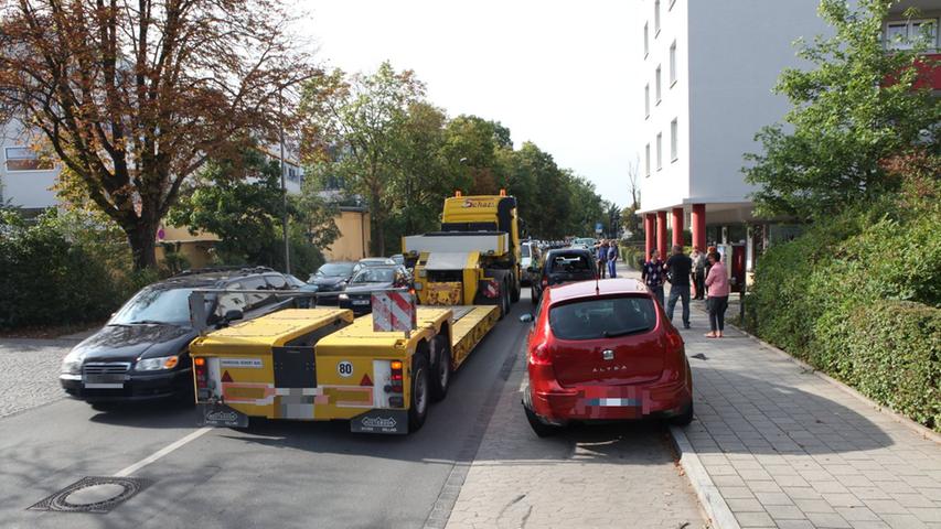Ein Lastwagen beschädigte drei Autos, als er in eine Straße in Fürth einbog.