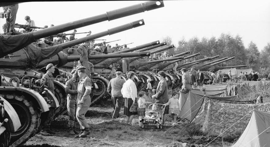 Mit Kind und Kegel spazierten die Nürnberger unter den Geschützen der Panzer einher. Auf den Türmen der Kolosse hatte sich die Jugend eingenistet, um „Soldateles“ zu spielen. Die Buben hantierten mit Maschinengewehren und MPs wie die Alten. (Zum Artikel "Sturm auf die schweren Panzer")