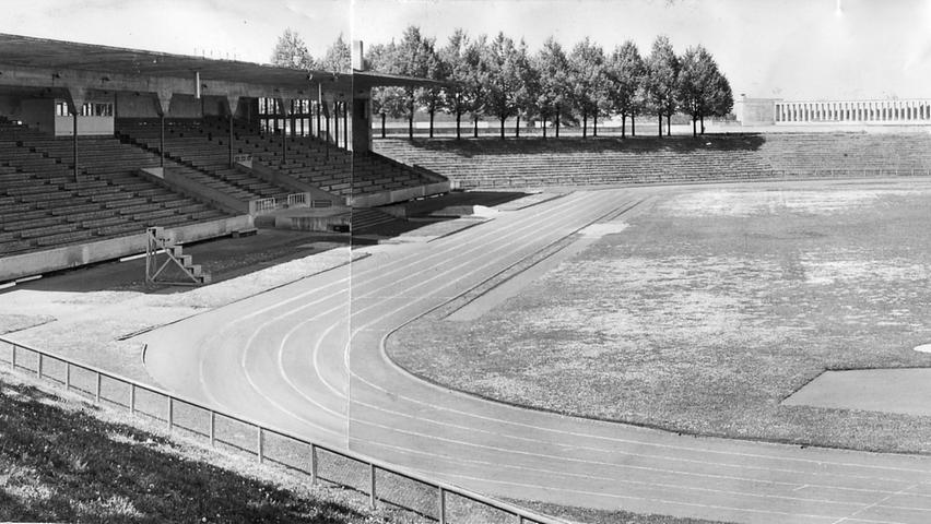 Der Traum vieler Clubfans ist wahr geworden. Das Nürnberger Achteck heißt endlich "Max-Morlock-Stadion". Die Arena des Altmeister wurde 2017 nach der Vereinsikone, der Deutschland 1954 in Bern zum Weltmeister machte und für den FCN über 22 Jahre lang Treffer an Treffer reihte, benannt worden. Schon früher hatte die Heimstätte des 1.FC Nürnberg verschiedene Namen. Das Städtische Stadion (hier ein Bild von 1957) wurde zwischen 1926 und 1928 nach Plänen des Milchhof-Architekten Otto Ernst Schweizer gebaut. Es war Teil eines damals neu konzipierten Freizeitparks südlich des Dutzendteichs.