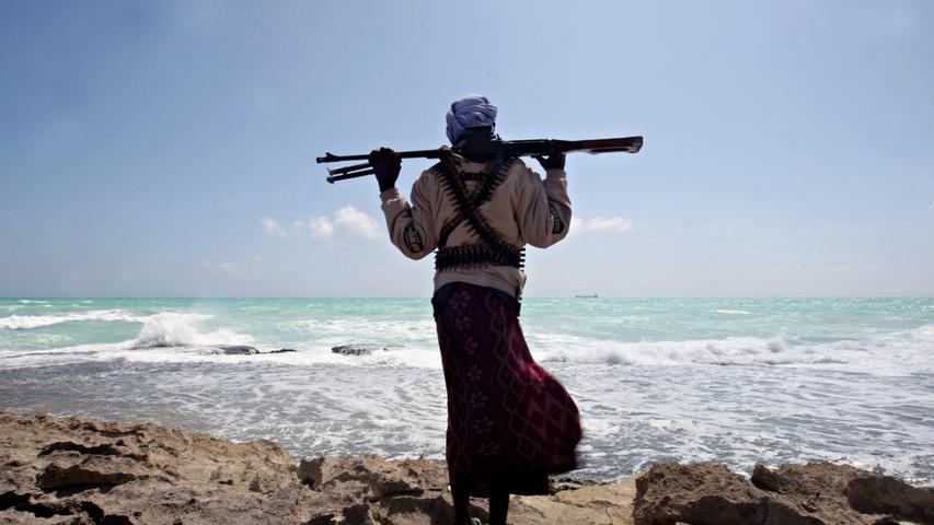 Bittere Realität wird die Piraterie vor der Küste Somalias, wo Seeräuber noch heute ihr Unwesen treiben. Im puren Überlebenskampf auf beiden Seiten verliert hier der Mythos der großen Seeräuber-Kapitäne mit ihren imposanten Segelschiffen allen Ruhm.
