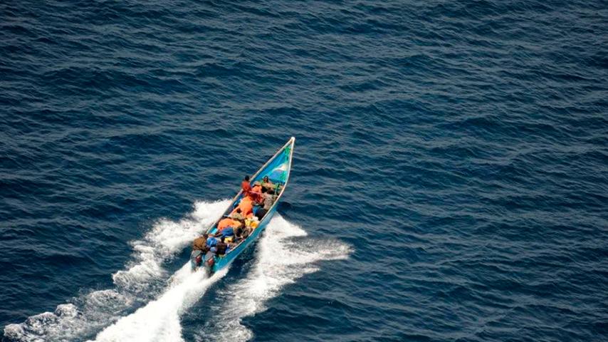 Übrig bleiben Piraten in Motorbooten, die internationale Schiffsrouten im Visier haben. Ihre Meutereien besprechen sie wahrscheinlich auf Somali - der Amtssprache des Staates im äußersten Osten Afrikas.