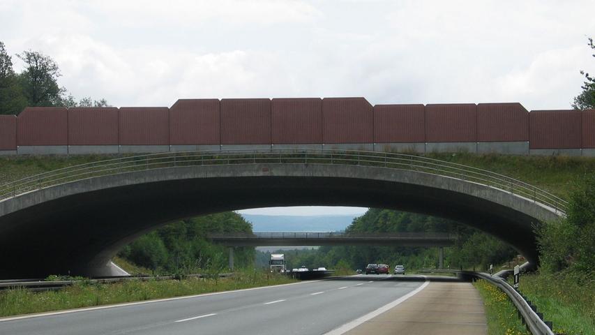 Für fünf Millionen Euro wurde bei einer Autobahnausfahrt im unterfränkischen Bad Kissingen eine Brücke errichtet , die den Wildwechsel über die A7 ermöglichen soll. Der Haken: Eine kleinere Brücke in der Nähe stand schon zum Ausbau bereit - was deutlich günstiger gewesen wäre.
