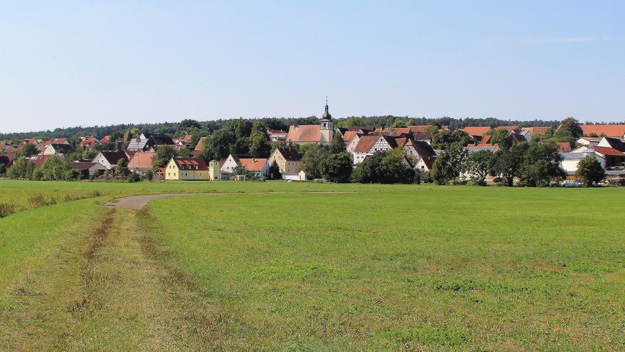 Auf unserer Wanderung passieren wir auch das malerische Örtchen Reinhardshofen.