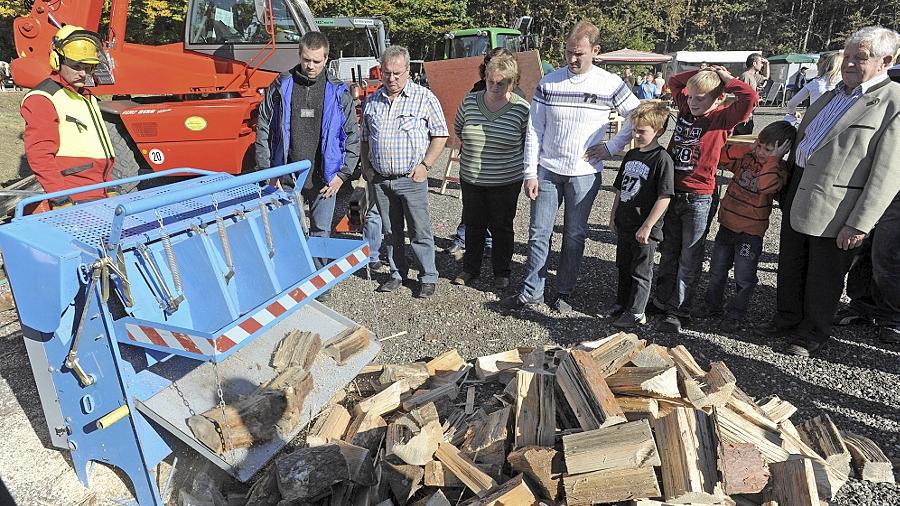 Der Winter kann kommen. Hier wird Kaminholz gespalten. Nur eine von vielen Programmpunkten am Holztag in Hofstetten bei Roth. Der Winter kann kommen. Hier wird Kaminholz gespalten. Nur eine von vielen Programmpunkten am Holztag in Hofstetten bei Roth.