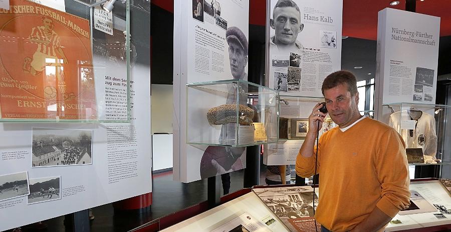 Beim Pressetermin vor wenigen Tagen erkundete auch Chefcoach Dieter Hecking erstmals das Museum.
