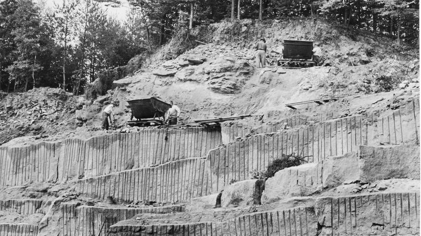 Der Schmausenbuck aus dem 19. Jahrhundert. Im Hintergrund sind einige Steinbrucharbeiter zu erkennen. Der Schmausenbuck war schon damals ein begehrtes und beliebtes Wanderziel für zahlreiche Nürnberger Ausflügler. (Zum Artikel "Nur noch wenige arbeiten im Steinbruch")