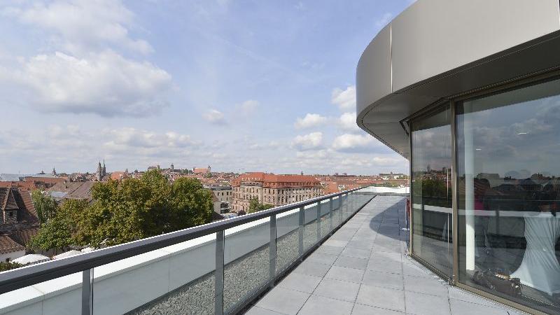Auf dem Dach des neu angebauten Gebäudeteils entstand eine Lounge, in der sich die Mitarbeitern in der Mittagspause über den Dächern von Nürnberg enspannen können.