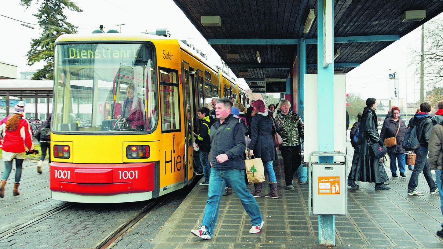 Damit auch die ärmeren Nürnberger in Zukunft häufiger Bahn und Bus nutzen können, müsste die Stadt ein richtiges Sozialticket einführen.