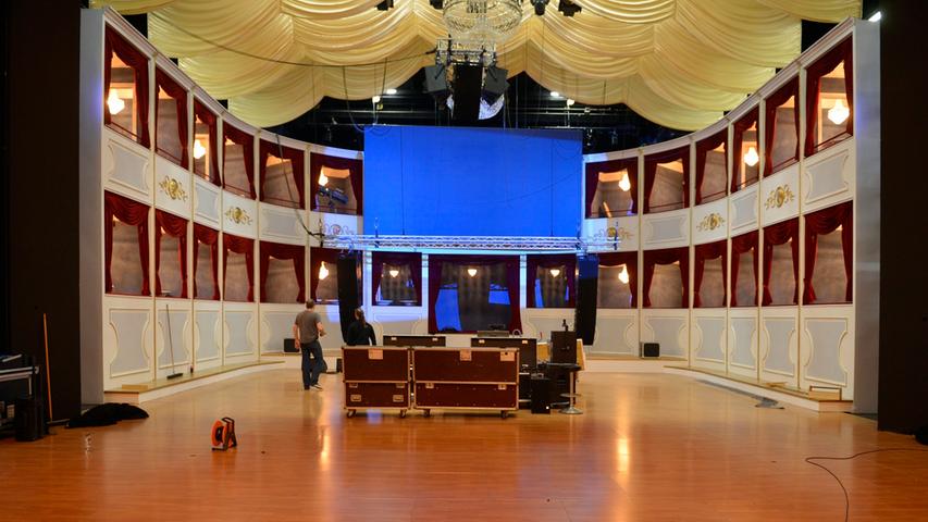 Noch ist das Nürnberger Opernhaus nicht bereit für den elften Opernball, denn: Über Kisten und Kabel ließe sich nur schwer tanzen. Noch sind...