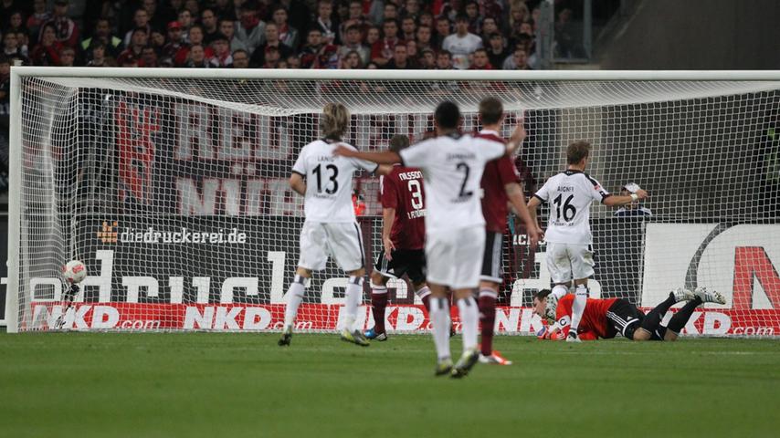 In der 25. Minute musste Raphael Schäfer das erste Mal hinter sich greifen. Nach einer Ecke konnte der Club nicht richtig klären, Erwin Hoffer nutzte die Chance und schoss den Ball - vorbei an Schäfer - ins lange Eck zum 1:0 für Frankfurt.