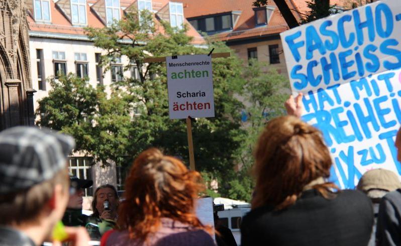 Nürnberg: Rechtspopulisten provozieren mit Anti-Islam-Parolen Nürnberg: Rechtspopulisten provozieren mit Anti-Islam-Parolen
