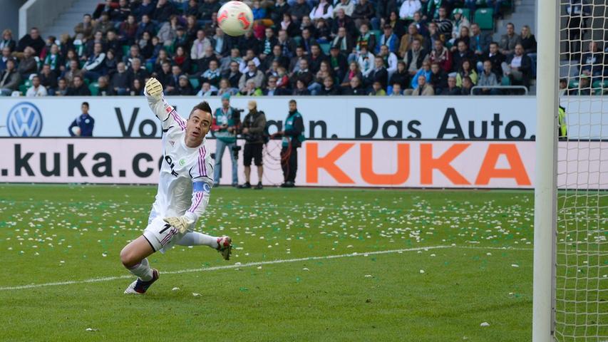 ... in der Schlussphase drehte die SpVgg noch einmal auf. Einen Hammerschuss aus 25 Metern von Sercan Sararer hätte Wolfsburgs Diego Benaglio nicht mehr halten können. Doch er hatte Glück, der Ball knallte an den Pfosten.