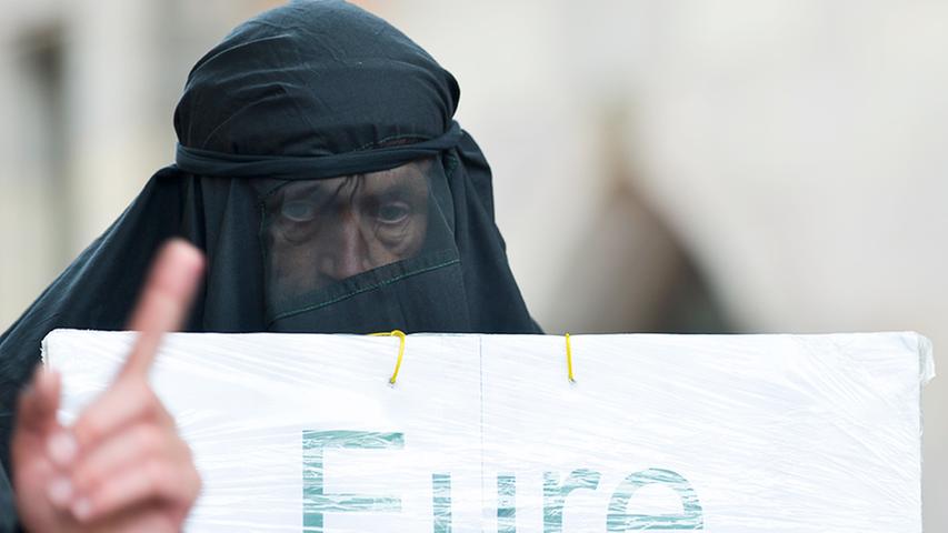 Einer der Rechtspopulisten hatte sich eine Burka übergeworfen.