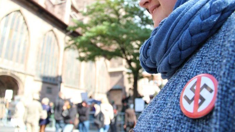 Die 22-jährige Laura mit dem durchgestrichenen Hakenkreuz auf der Brust formulierte es so: "Ich komme gerne zu solchen Demonstrationen - Nürnberg muss frei bleiben."