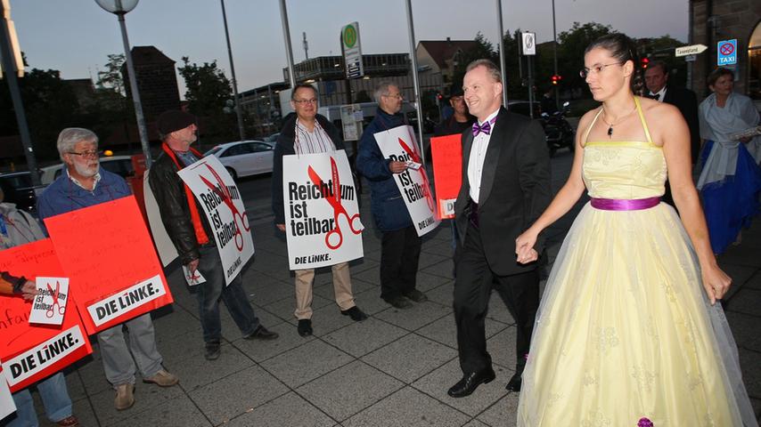 "Reichtum ist teilbar": Die Linken demonstrierten vor dem Eingang des Nürnberger Opernballs gegen all den Glanz und Glamour.