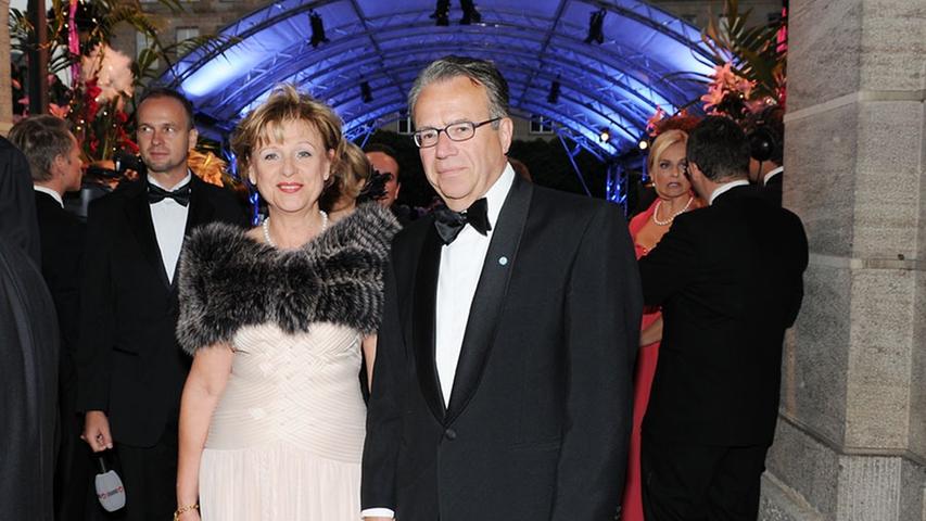 Frank-Jürgen Weise, Vorstandsvorsitzender der Bundesagentur für Arbeit, besucht gemeinsam mit Gattin Ingeborg den Opernball.