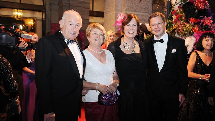 Auch der ehemalige bayerische Ministerpräsident Günther Beckstein (links) und seine Frau Marga sind mit von der Partie. Rechts präsentieren sich Christian Ruppert, geschäftsführender Direktor der Stiftung Staatstheater Nürnberg und Sibylle Tura.