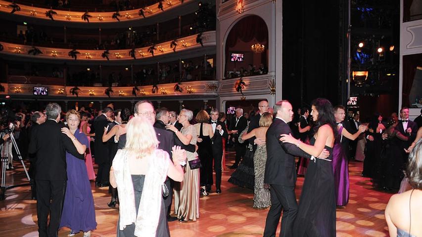 Die Ballgäste tanzen auf dem Parkett des Nürnberger Opernhauses zu klassischen Walzerklängen.