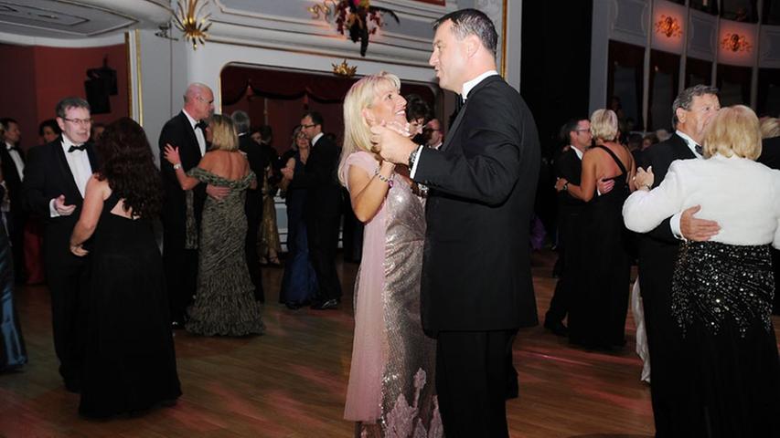 Der bayerische Finanzminister Markus Söder und seine Frau Karin haben sichtlich Spaß beim Tanzen.