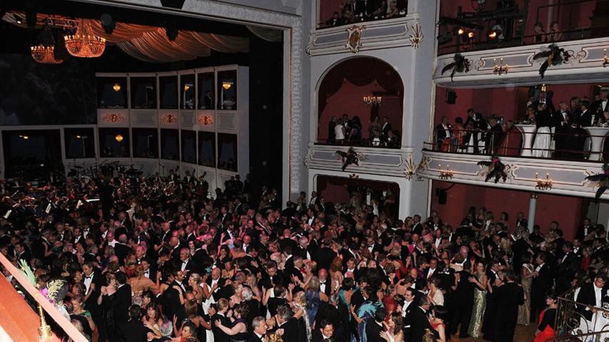 Die Ballgäste tanzen auf dem Parkett des Nürnberger Opernhauses zu klassischen Walzerklängen.