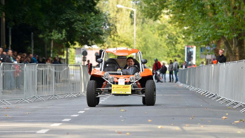 Den orangen Boliden im Buggy-Format schickt die Georg-Simon-Ohm-Hochschule ins Rennen, Fahrer Benjamin Reinhardt kann die Zeiten der Konkurrenz jedoch nicht unterbieten.