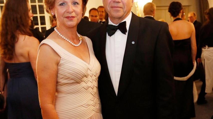 Frank-Jürgen Weise, seit acht Jahren Vorstandsvorsitzender der Bundesagentur für Arbeit, besucht gemeinsam mit Gattin Ingeborg den Opernball.