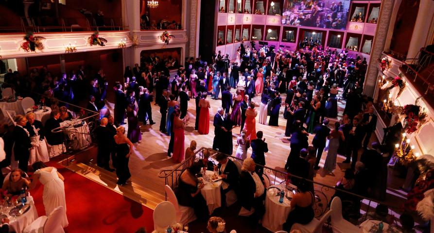Die Gäste haben auf der Tanzfläche genügend Platz zum Tanzen.