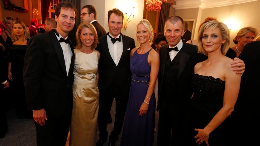 Peter Mey, BMW-Direktor Nürnberg (Zweiter von rechts) mit seiner Freundin Sandy Pomp (rechts) und weiteren Gästen.