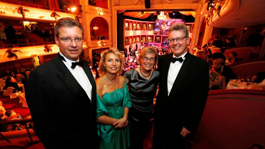 Roland Fleck, Geschäftsführer der NürnbergMesse GmbH mit Gattin Dagmar (von links) vor der Kamera mit Matthias Everding, Vorstandsvorsitzender der Sparkasse Nürnberg (rechts) mit Gattin Dorothee.