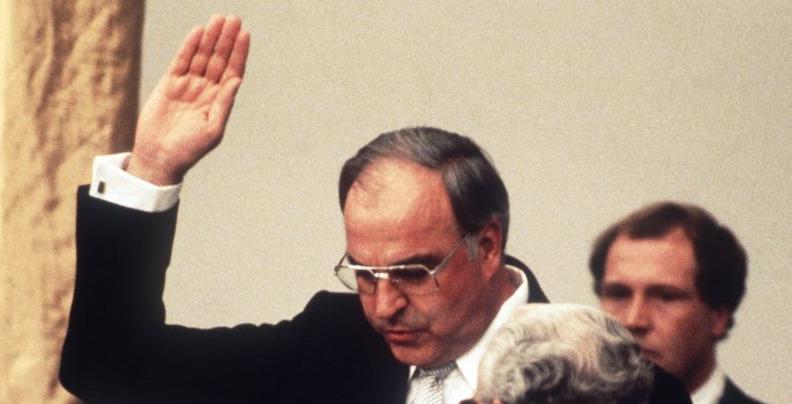 Helmut Kohl ist am Ziel. Bundestagspräsident Richard Stücklen vereidigt ihn am 1. Oktober 1982 als Bundeskanzler.