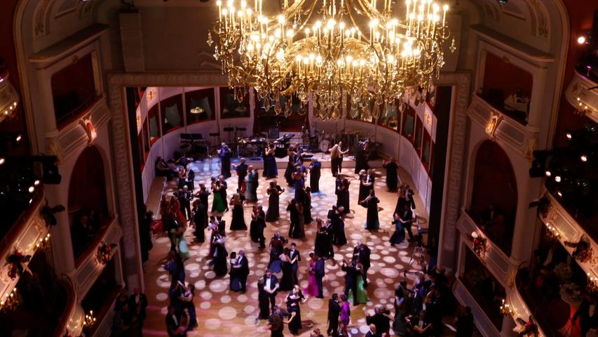 Im Laufe des Abends leert sich der Ballsaal immer wieder, denn der Opernball verteilt sich auf viele Räume des Opernhauses.