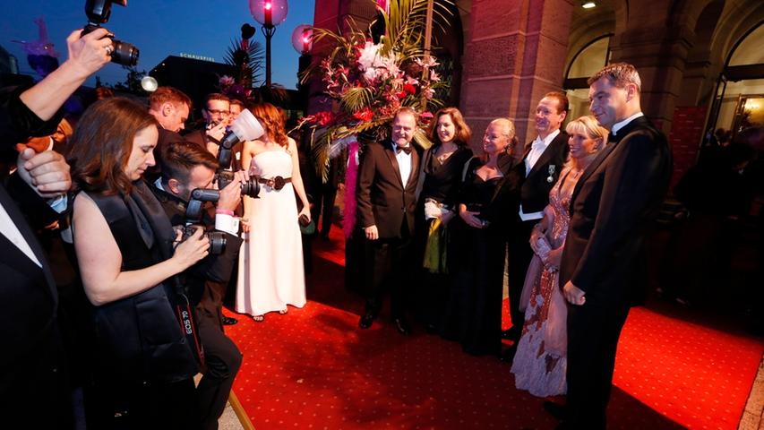 Die Gäste des Opernballs stellen sich auf dem Roten Teppich dem Andrang der Fotografen.