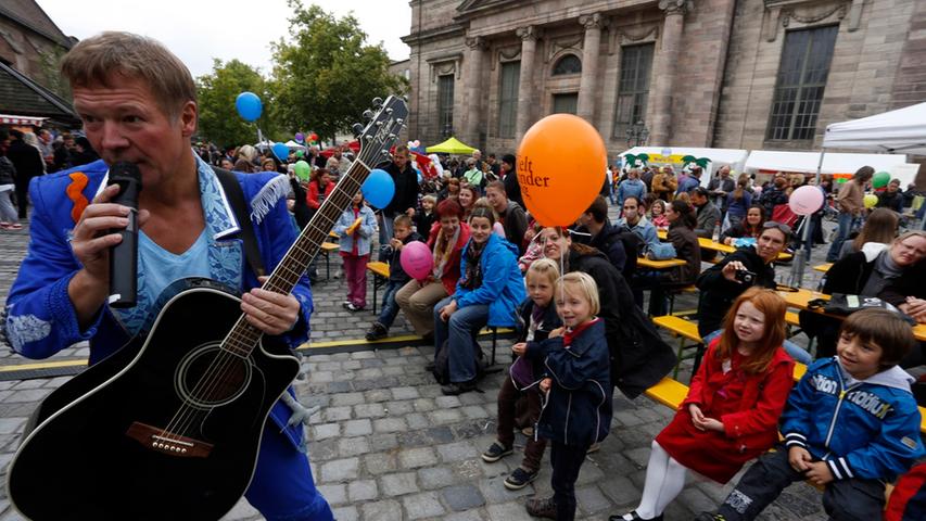 Mit bunten Luftballons und fröhlicher Musik eroberten die Kinder die Stadt.