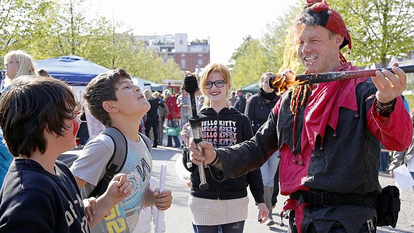 Spiel mit dem Feuer. Der Jongleur fasziniert sein junges Publikum, dem im Fürther Südstadtpark am Samstag eine Menge Unterhaltsames geboten wurde. Spiel mit dem Feuer. Der Jongleur fasziniert sein junges Publikum, dem im Fürther Südstadtpark am Samstag eine Menge Unterhaltsames geboten wurde.