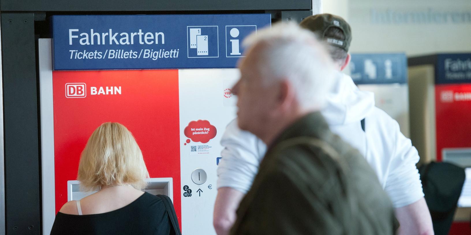 Geht es nach dem Vorsitzenden des Verkehrsauschusses des Bundestages können Senioren künftig im Nahverkehr jeden Fahrkartenautomaten ignorieren.