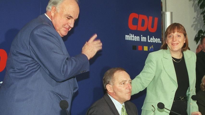 In dieser Rolle nutzte Angela Merkel die Spendenaffäre zur Ablösung des Übervaters Helmut Kohl - und ging aus der Krise als neue CDU-Vorsitzende hervor. "Die Hand, die segnet, wird gebissen", wird Kohl im Hinblick auf ehemalige Weggefährten zitiert.