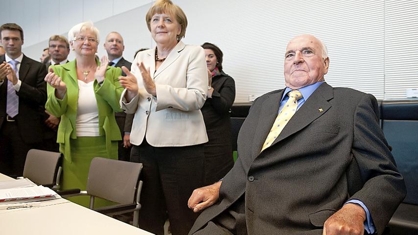 Die Eiszeit zwischen Helmut Kohl und der CDU ist beendet: 30 Jahre nach Kohls Kanzlerwahl und zehn Jahre nach seinem Ausscheiden aus dem Bundestag feiert die Unions-Fraktion das Jubiläum gemeinsam mit Helmut Kohl.