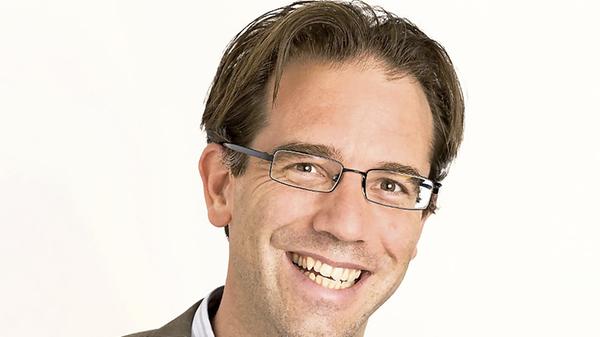 Auch mit Daniel Ulrich blieb ein bekanntes Gesicht 2020 auf dem Posten des Baureferenten: 2006 wechselte Ulrich zum Staatlichen Bauamt Nürnberg. Dort war er unter anderem für die "Baumaßnahmen Heeresflugplatz Roth und Baumaßnahmen der US-Streitkräfte in Mittelfranken" verantwortlich. Seit März 2007 war er in der Bauordnungsbehörde beschäftigt, wo er die Abteilung 1 "Beratung und Denkmalschutz" leitete. Am 1. Oktober 2012 übernahm er die Amtsleitung, bis er dann vom Stadtrat zum neuen Baureferenten gewählt wurde. Seit 2014 hat er diese Position inne. Ulrich ist parteilos, seine Wiederwahl für die Periode 2020/26 erfolgte auf Vorschlag der SPD.