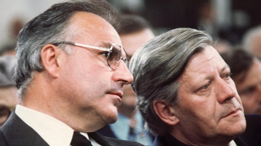 1976 kandidiert der Pfälzer als Kanzlerkandidat der Union. Die Wahl ist einer seiner größten Erfolge und eine seiner bittersten Niederlagen. Zwar erreicht die Union mit 48,6 Prozent beinahe die absolute Mehrheit der Stimmen, doch die von Helmut Schmidt geführte sozialliberale Koalition kann sich behaupten.