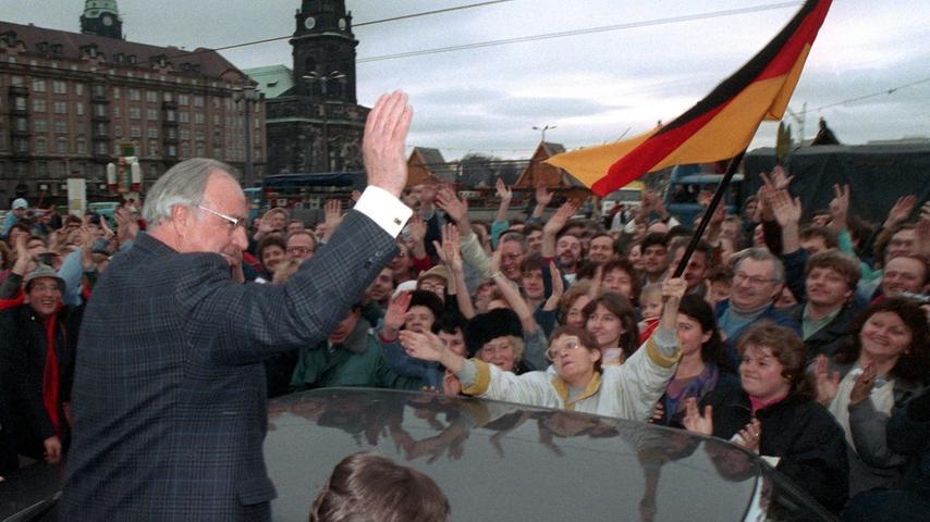Kein Kanzler regierte Deutschland so lange wie Helmut Kohl. 16 Jahre, von 1982 bis 1998, stand er an der Spitze der Bundesregierung. Während ihn viele als "Kanzler der Einheit" bewundern, überschattet die Schmiergeldaffäre am Ende seiner politischen Laufbahn sein Lebenswerk. Am 3. April feiert Kohl seinen 85. Geburtstag.