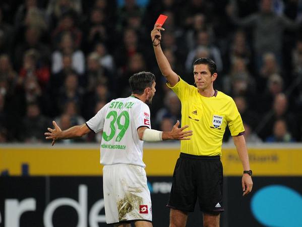 Rote Karten musste Deniz Aytekin schon einige in seiner Schiedsrichter-Karriere zeigen. Das Thema Gewalt auf dem Fußballplatz hat jedoch auch andere Dimensionen.
