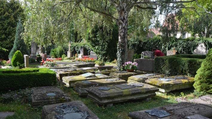 Der Alte Friedhof in Rothenburg macht seinem Namen alle Ehre. Seine historischen Gräber stammen teilweise aus dem 16. Jahrhundert. Die rund 3000 Gräber sind umgeben von vielen Bäumen und Grünflächen.