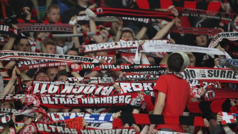 Fußball-Fans sehen die Fankultur durch das DFL-Papier "Sicheres Stadionerlebnis" gefährdet.