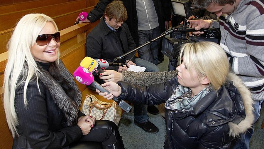 Millionärswitwe Tatjana Gsell stellt sich im Gericht den Fragen der Reporter.