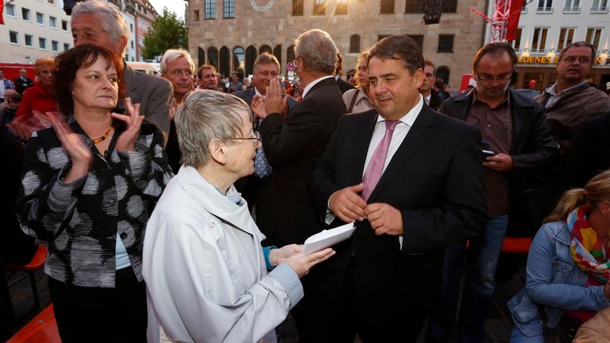 SPD-Chef Gabriel - ebenso wie Christian Ude im Hintergrund - scheute dennoch nicht das Gespräch mit den Bürgern.