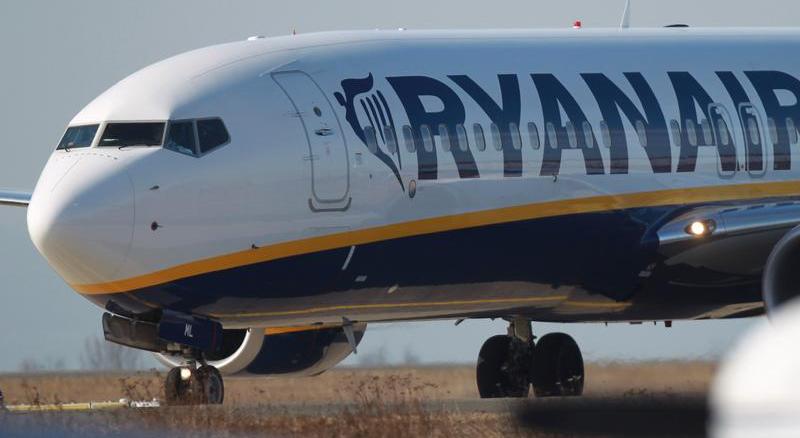 Günstiges Kerosin hat dem irischen Billigflieger Ryanair im abgelaufenen Geschäftsjahr einen Rekordgewinn beschert.