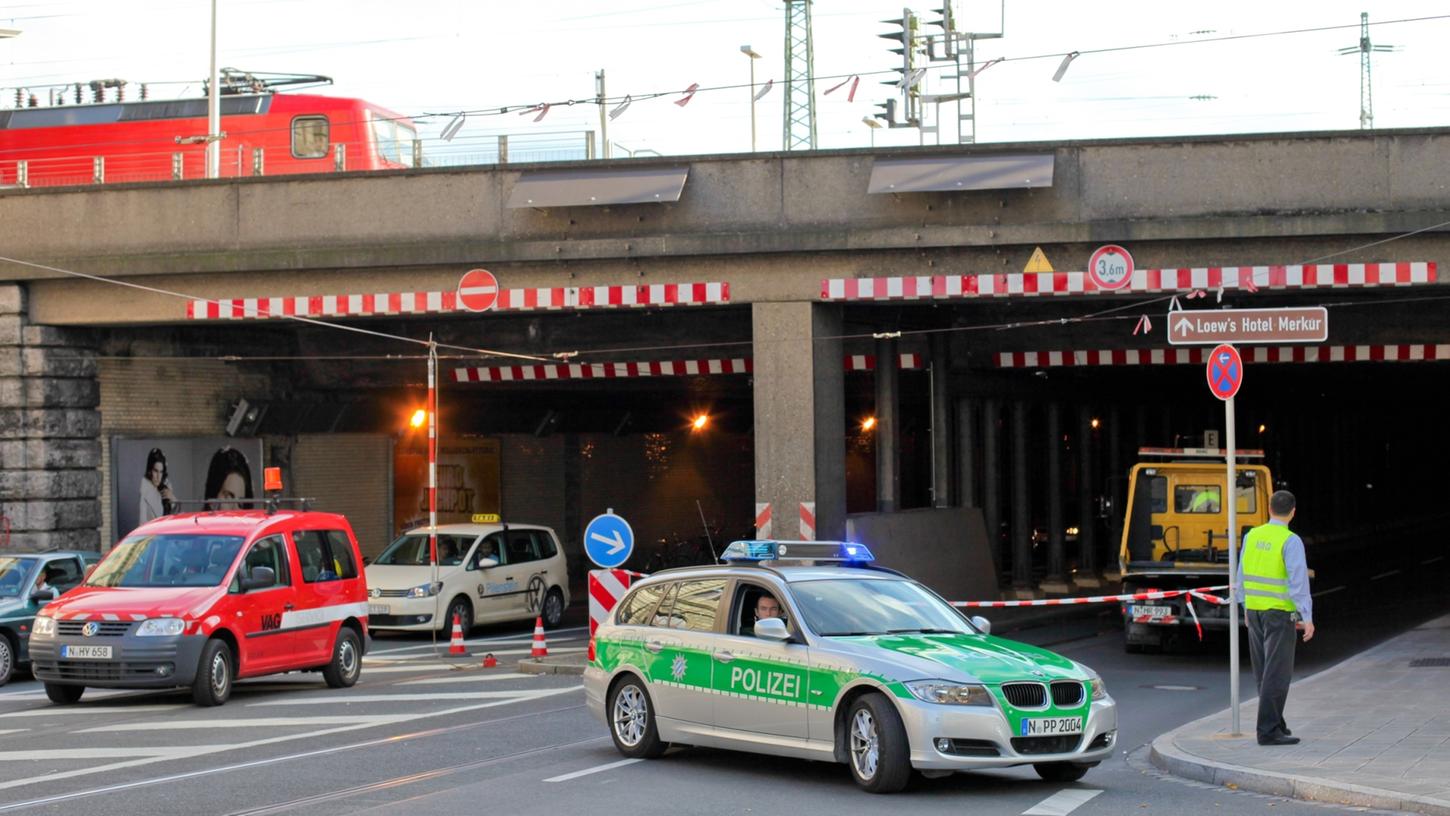 Lkw in Nürnberg reißt Straßenbahn-Oberleitung ab