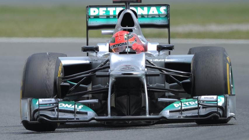2010 allerdings zog es ihn doch wieder zurück in die Königsklasse - und zwar am Steuer von Mercedes GP. Die Fans waren außer sich vor Freude, viele Experten allerdings warnten Schumacher, er könne mit seiner Rückkehr sein Andenken ruinieren. Und sie sollten Recht behalten.